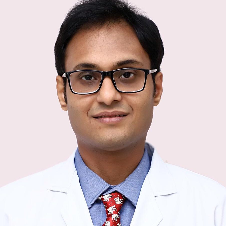 best cataract surgeon in noida